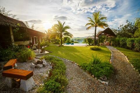 Alamanda Markisa Villa - Lush Garden Surrounding