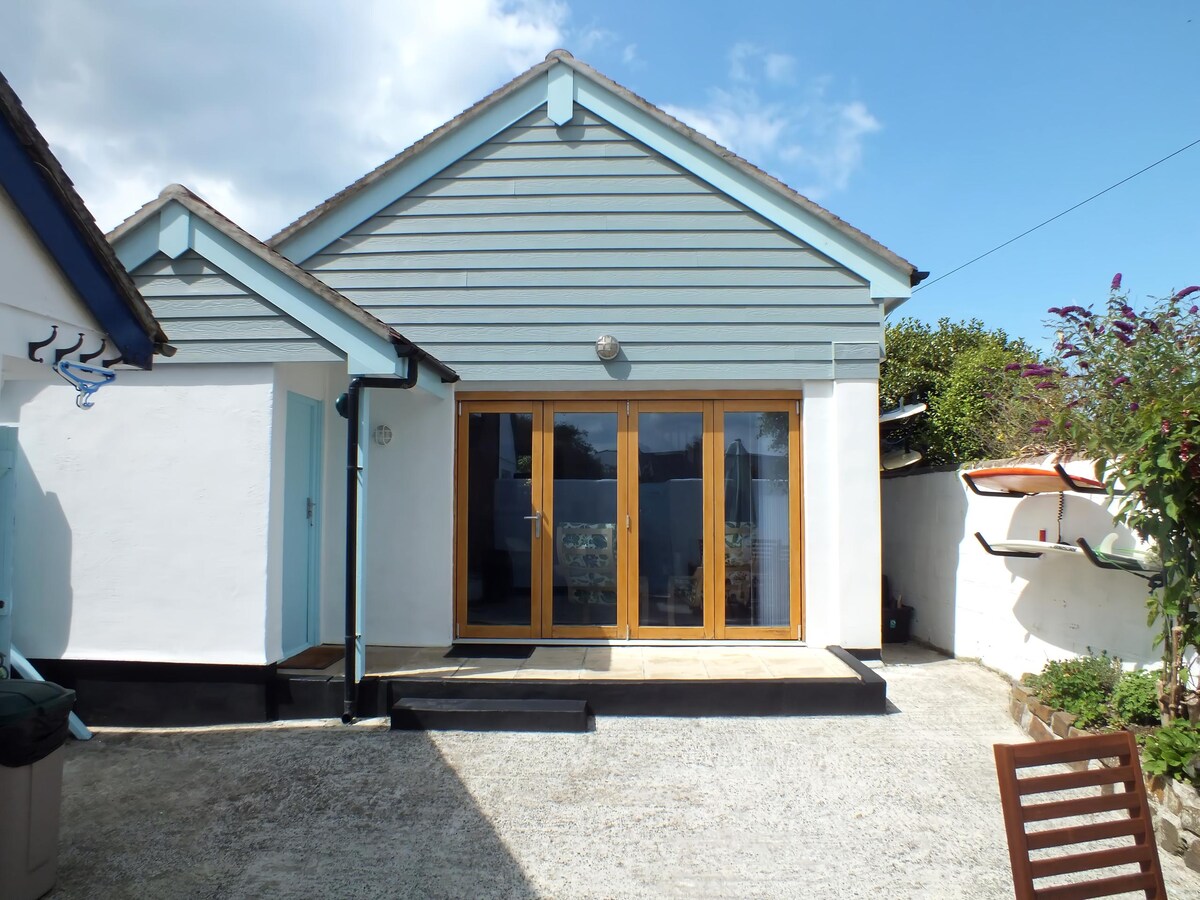 Popular Airbnb listing: Delightful retreat, 3 mins walk to Widemouth beach in Poundstock