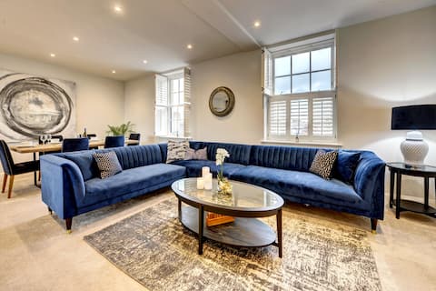The Penthouse | Parking | Market & Cathedral Views