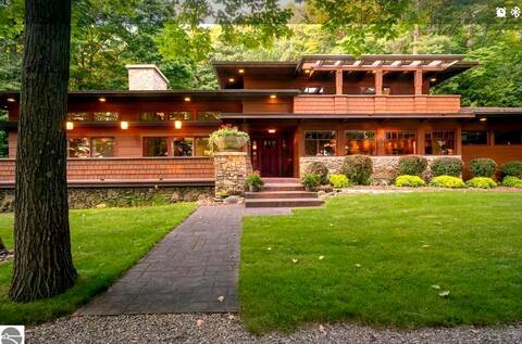 Beautiful home with lake views and access