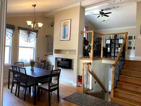 Bright Spacious House with Backyard Park