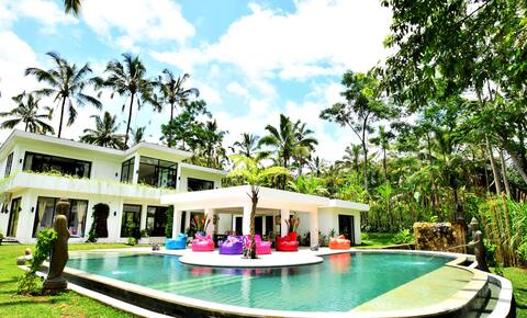 Take the great life in a splendid Balinese villa with swimming pool