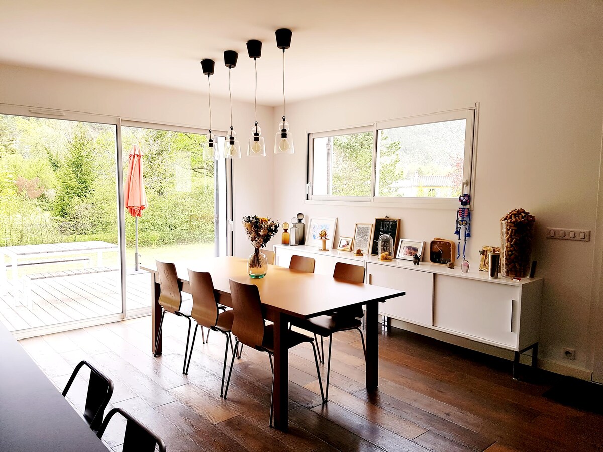 Popular Airbnb listing: Castellane: pretty house on the banks of the Verdon in Castellane