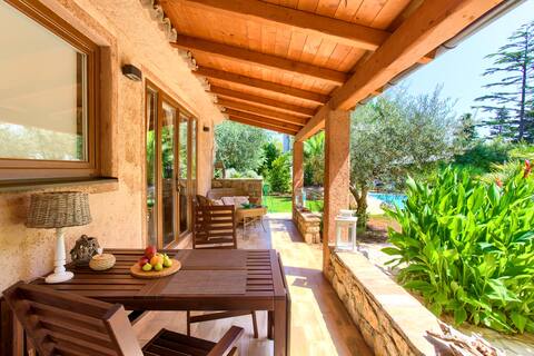 La Villetta - First Class location with big pool