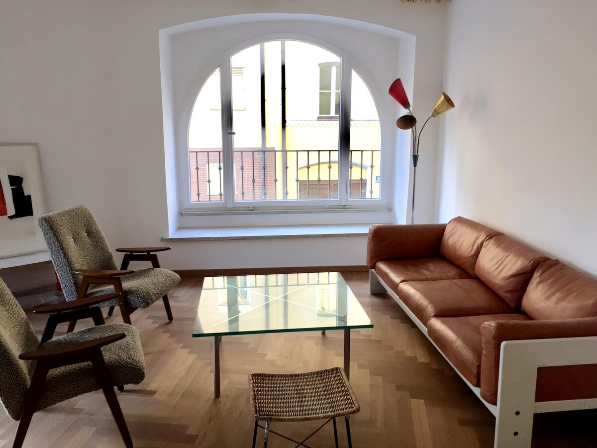 Successful Airbnb property: The Consulate/ Huge apt ideal for groups! in Universität
