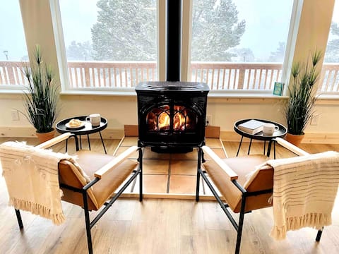 Cozy Hilltop Chalet with 360 views