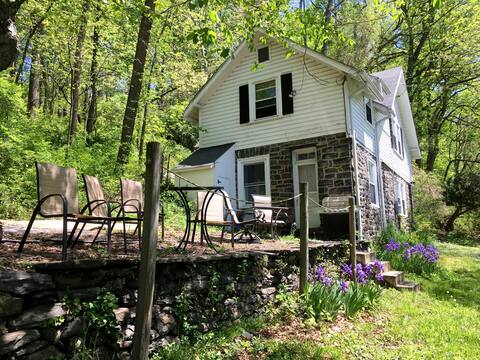 Charming 3 Bedrooms 2 Bath Carriage House Sleeps 9