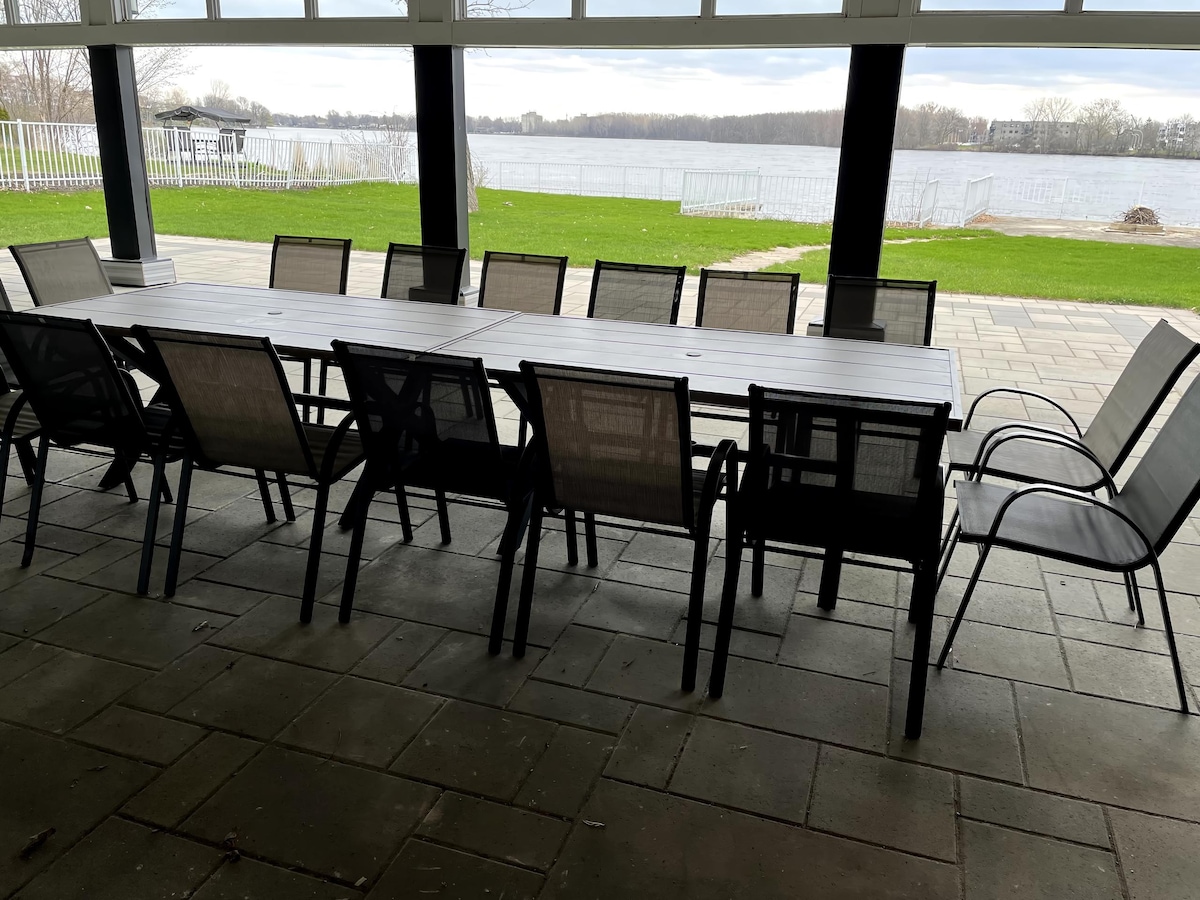 Modern waterfront property in Montreal Area, Laval