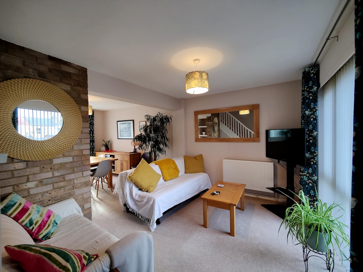 Successful Airbnb property: 3-bed home in quiet central location with parking in Chelmsford