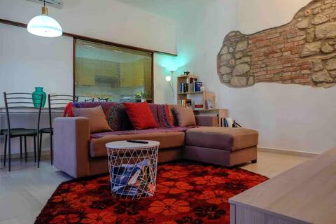 From Mammassunta: spacious house in the Arch of Trajan