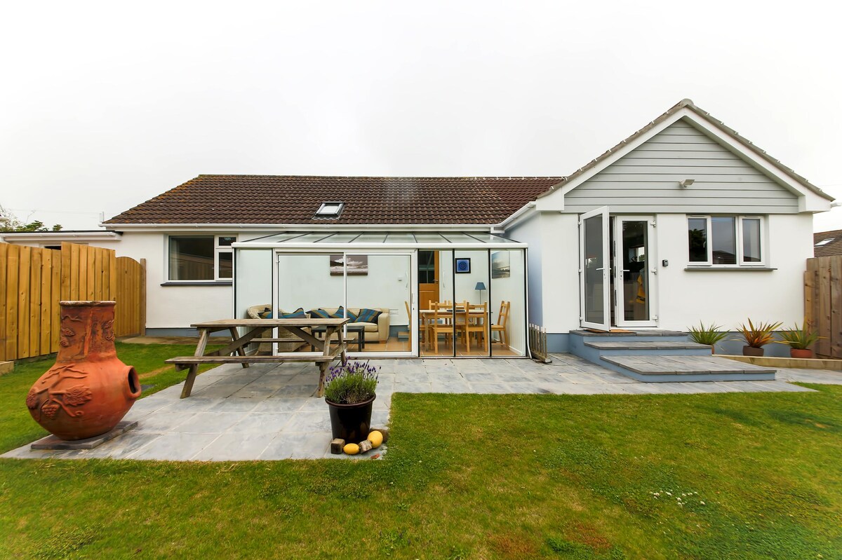 Successful Airbnb property: Light open plan living in central St Merryn. in St. Merryn