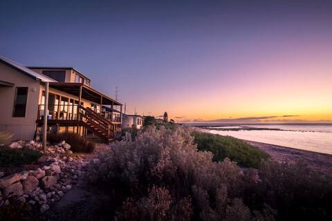 Harry's @ Hardwicke - Rare Absolute Beachfront!