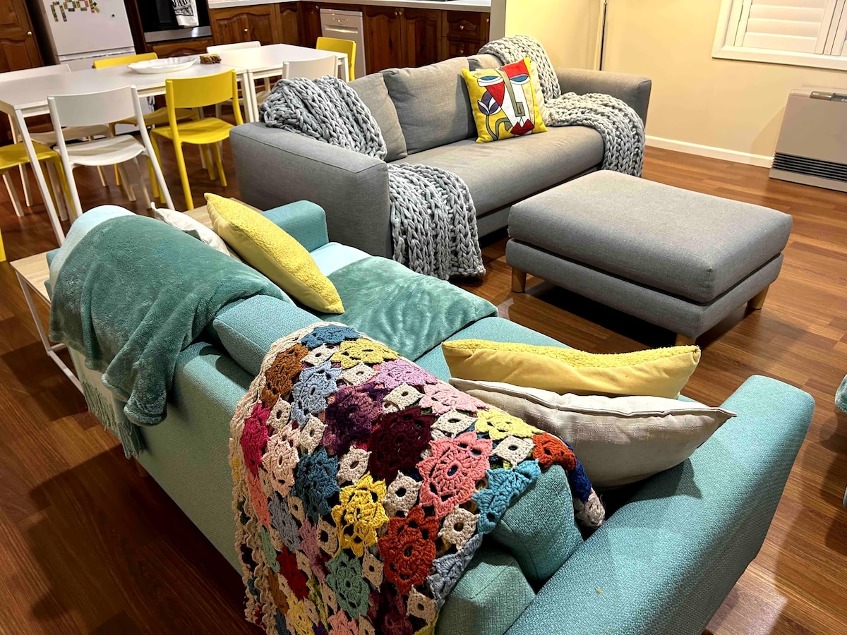 Top Airbnb: The Nook - cosy up with your favorite peeps in Orange