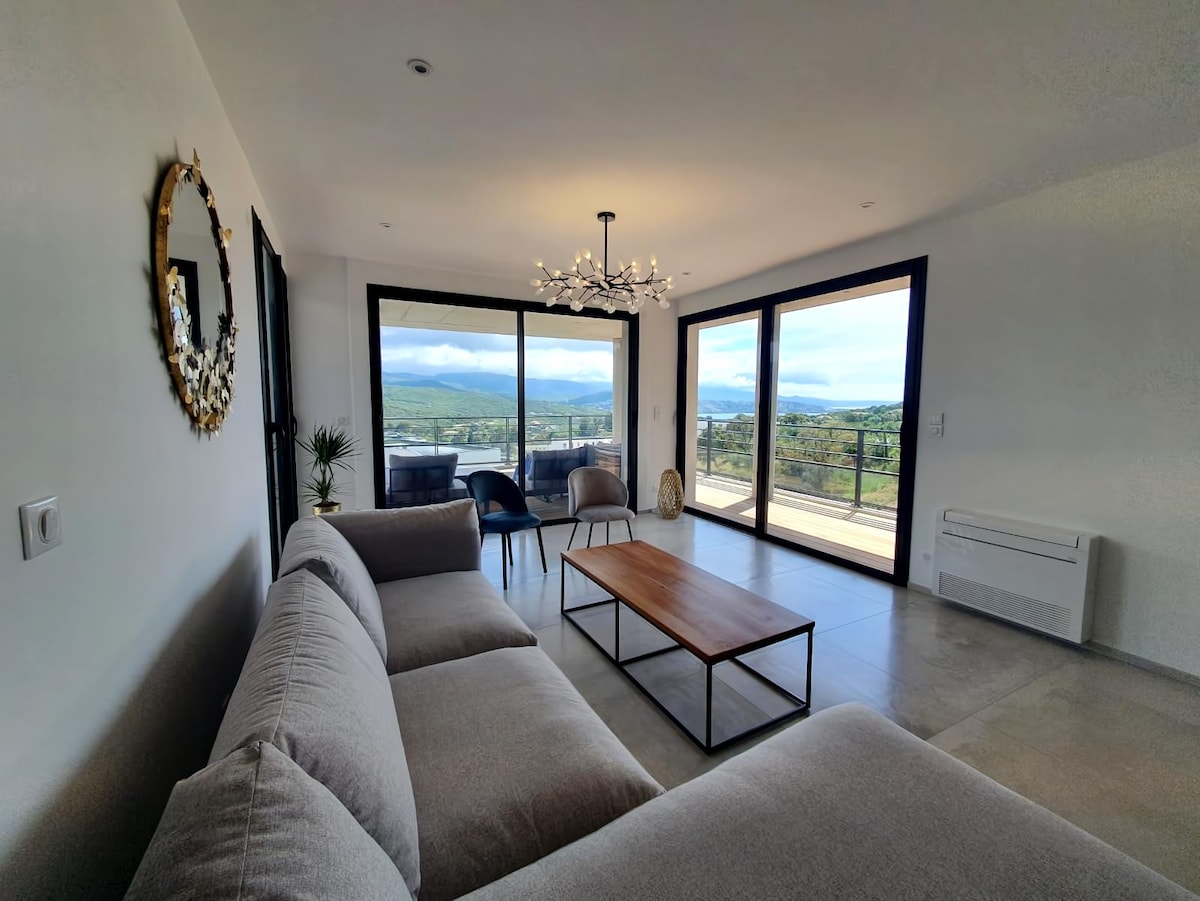 Top performing Airbnb: Villa Malia, 200 m² bright and modern sea view in Grosseto Prugna