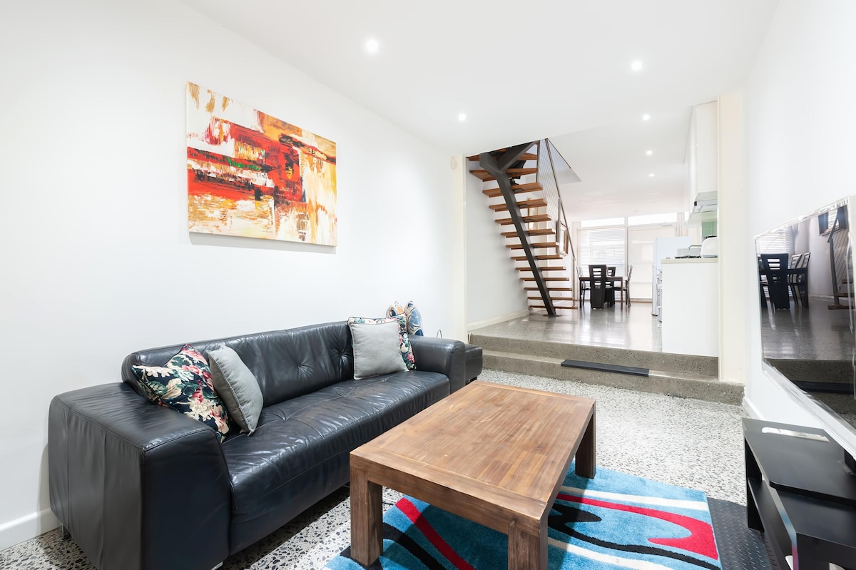Top Airbnb: Central & Tram At door + Parking• Mins to CBD in Haymarket