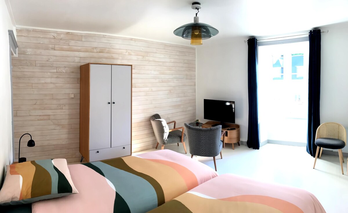 Top performing Airbnb: "L'escale de Gwaien" heart of town, WiFi, beach 10 min away in Audierne