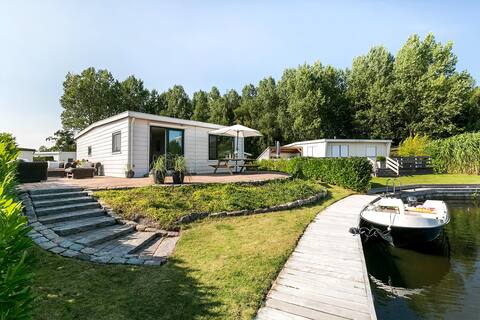 Picturesque holiday house with garden on Sneekermeer