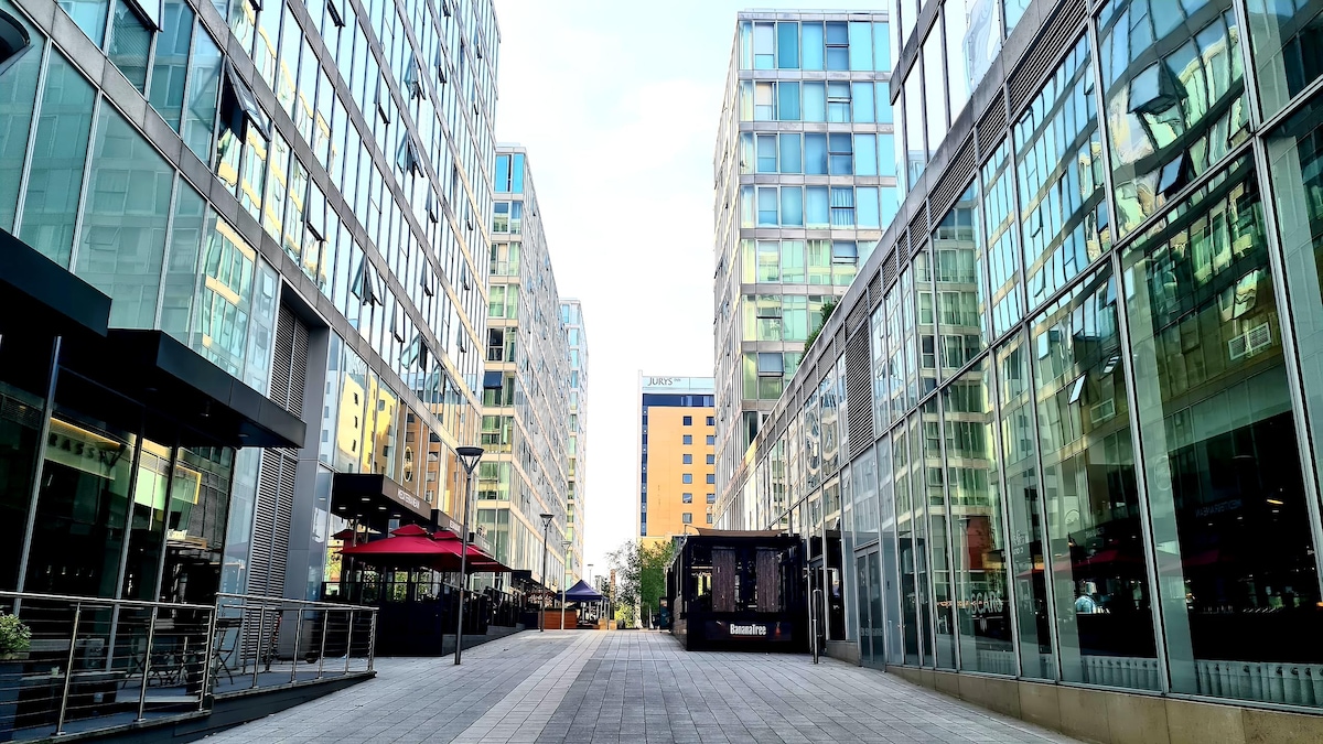 Top performing Airbnb: M# Manhattan CMK flat 5 mins walk station &CMK/HUB in Central Milton Keynes