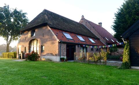 Monumental farmhouse in nature, near town