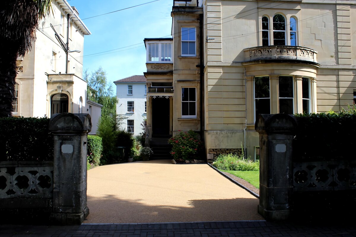 Popular Airbnb listing: Garden Flat near Whiteladies Road with Parking in City Of Bristol