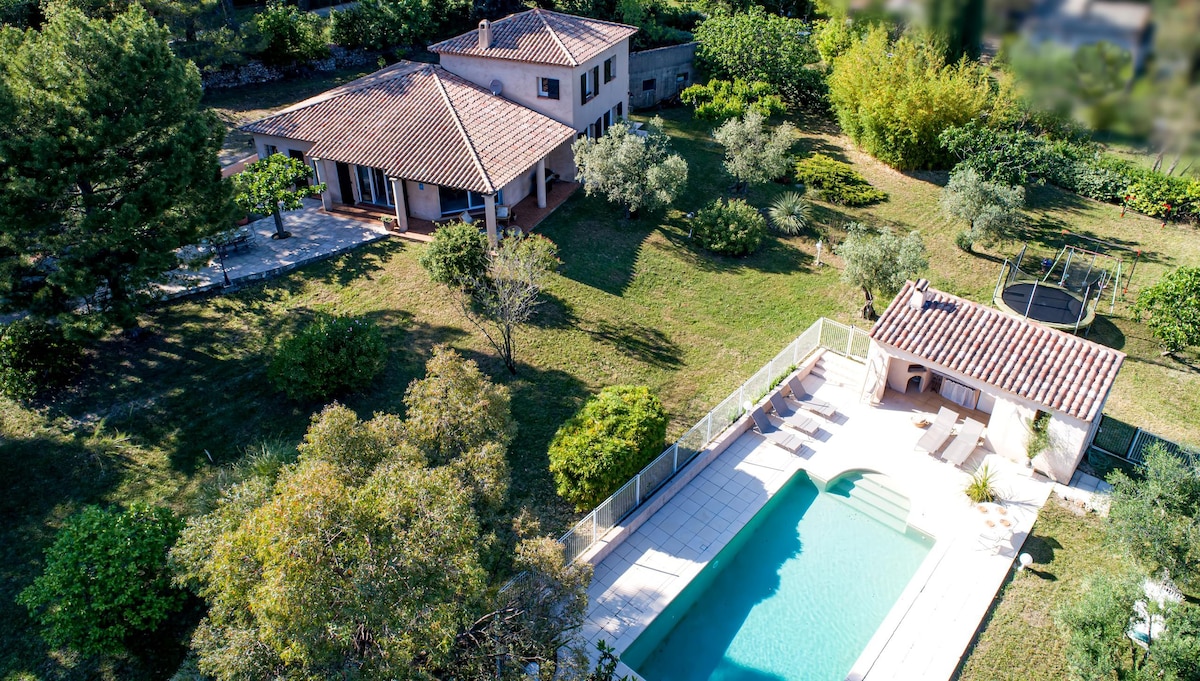 Fully renovated villa - Pool - Sleeps 9