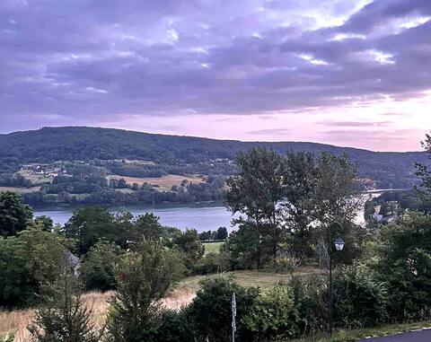 House overlooking the lake of Chasteaux Lake