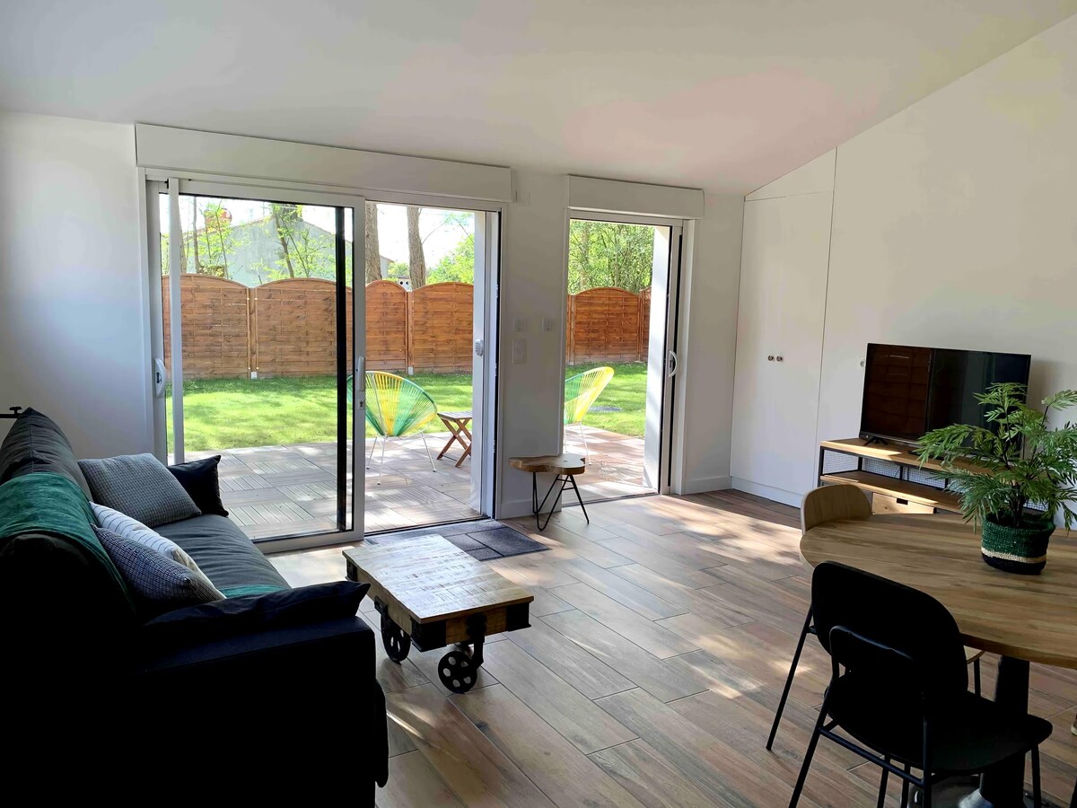 Popular Airbnb listing: 50 m2 cottage with garden, dog welcome, 15 min to beach in Talmont Saint Hilaire