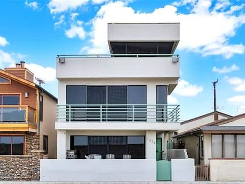 On the Sand beachfront 3b/2b remodeled first floor