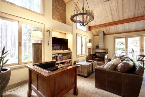 Luxury in Redwoods w/ Hot Tub and Fire Pit