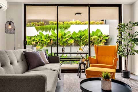 Successful Airbnb property: Modern Coastal Apartment - Sand, Surf & Shops in Buddina