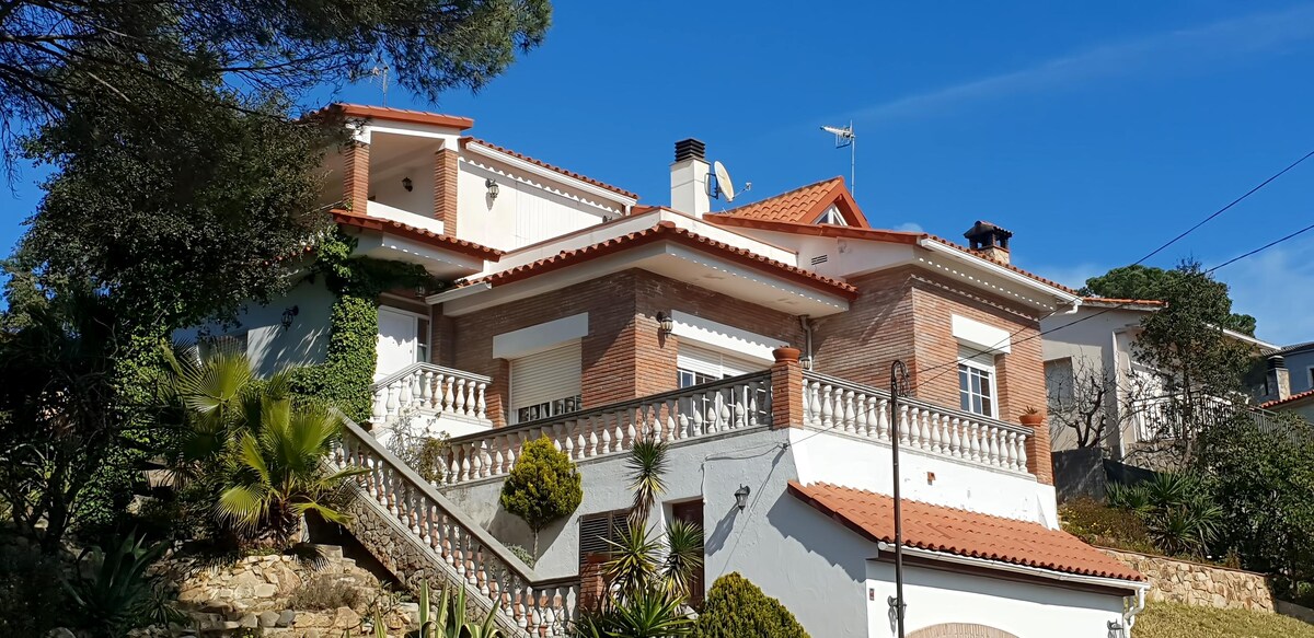 Top Airbnb: Cozy and spacious villa a Vidreres