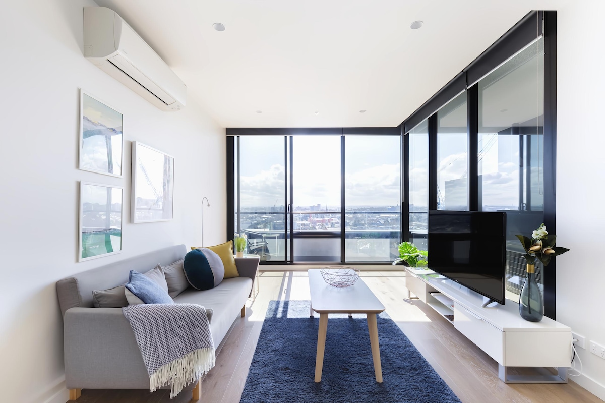 Successful Airbnb property: Chasing Skylines—Chic & Contemporary Living in West Melbourne