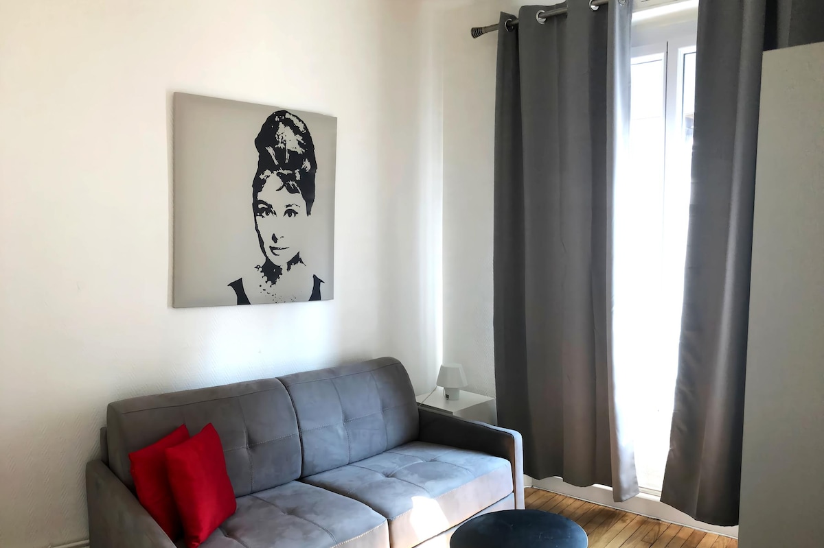 Top performing Airbnb: Bright studio in downtown Rosny in Rosny Sous Bois