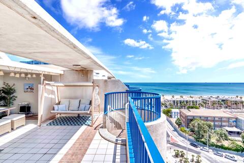 Beachfront penthouse,  PataconaBlue