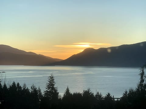 Oasis Overlooking the Salish Sea with Hot Tub!