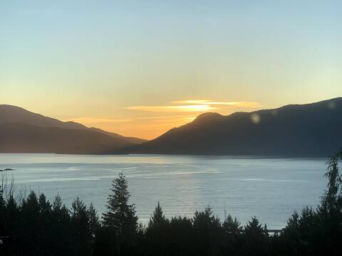 Oasis Overlooking the Salish Sea with Hot Tub!
