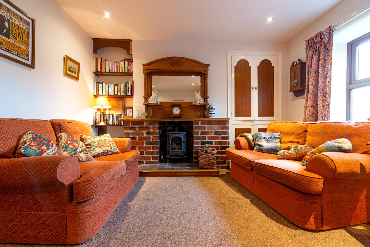 Popular Airbnb listing: Lovely Lavender Cottage Tideswell, Buxton in Tideswell