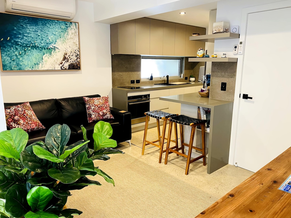 Top performing Airbnb: Sunrise Beach Getaway - Walk To The Beach in Sunrise Beach