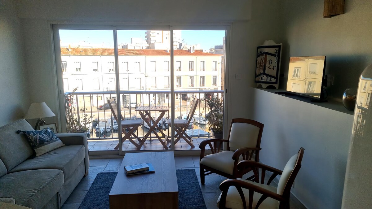 Successful Airbnb property: Apartment with sea view and Royal Setting in Sète