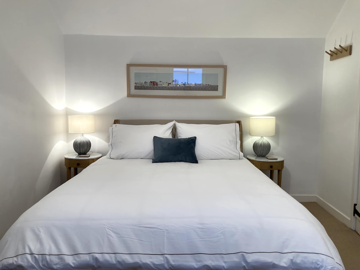 Top Airbnb: Cosy 3-bedroom coastal cottage with fireplace in Aldeburgh