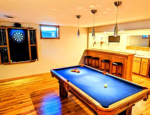 Spacious home w/ game room - Close to everything!