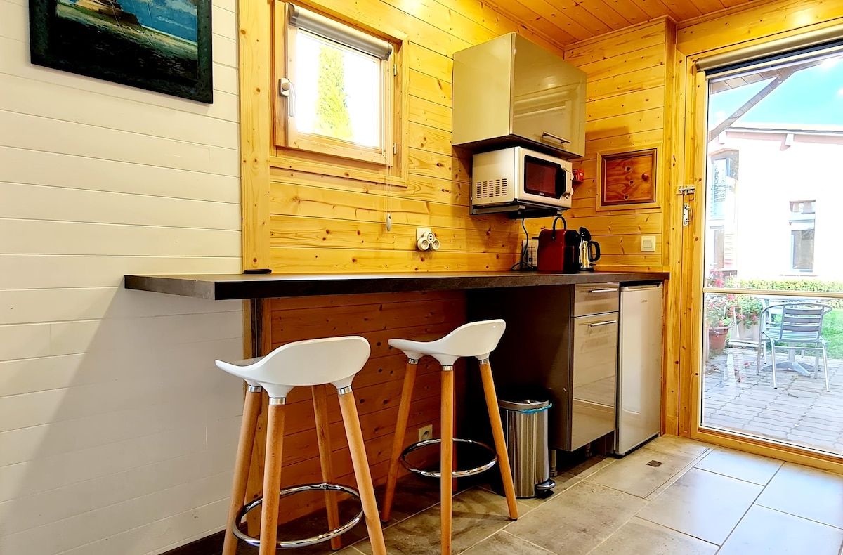 Popular Airbnb listing: Cabin on the garden side. in Toulouse