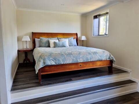 Two Bedroom Townhouse a walk away from Mary Street