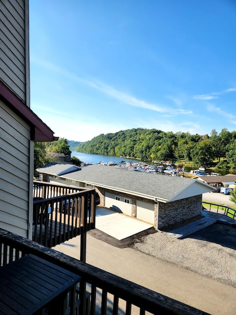 Lakeside Townhouse close to highways & town center
