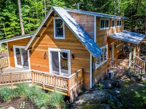 Cabin tucked away on 8 acres w/ creek, love dogs