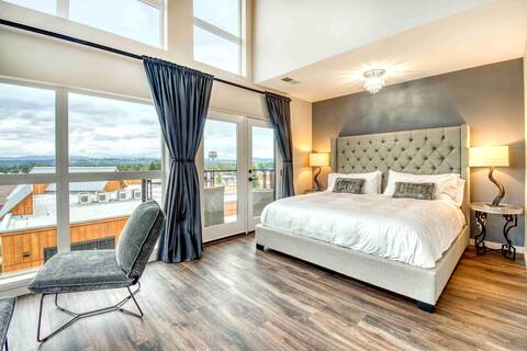 Modern upscale townhome in heart of Troutdale