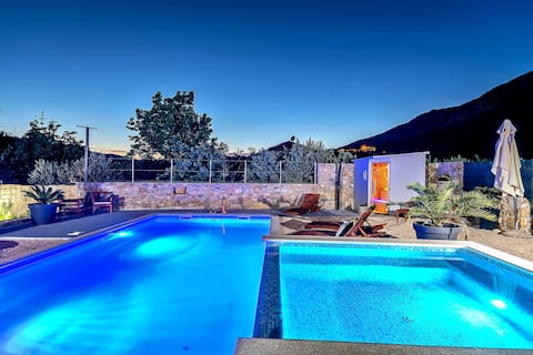 Luxury Villa,heated pool, sauna,Jacuzzi near Split