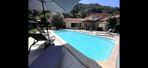Magnificently Calm 4 Bedroom Spacious Villa w/Pool