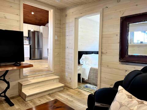 NEW Cottage with HOT TUB and massage chair !
