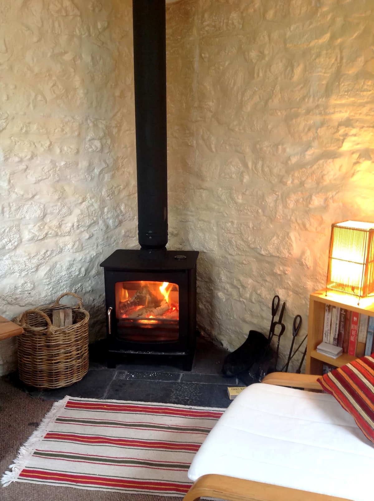 Successful Airbnb property: Detached secluded cottage with wood burning stove in Ryde